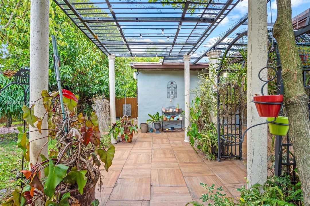 Activo con contrato: $695,000 (5 camas, 3 baños, 2136 Pies cuadrados)
