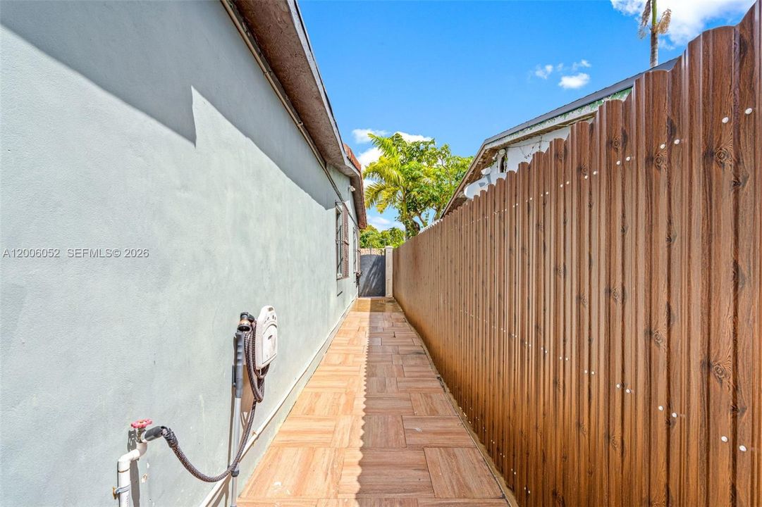 Activo con contrato: $695,000 (5 camas, 3 baños, 2136 Pies cuadrados)