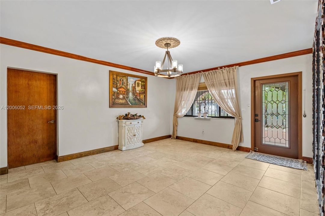 Activo con contrato: $695,000 (5 camas, 3 baños, 2136 Pies cuadrados)