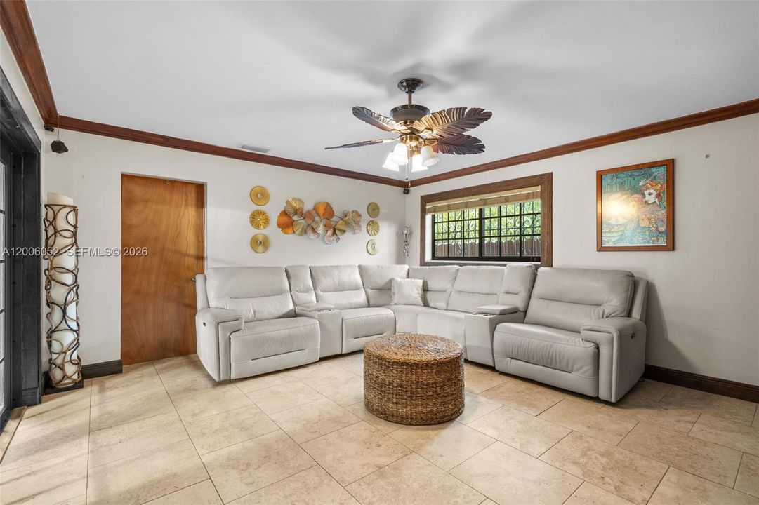 Activo con contrato: $695,000 (5 camas, 3 baños, 2136 Pies cuadrados)