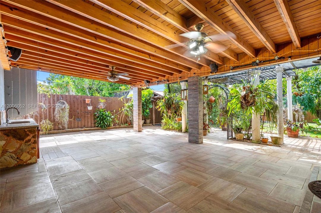 Activo con contrato: $695,000 (5 camas, 3 baños, 2136 Pies cuadrados)