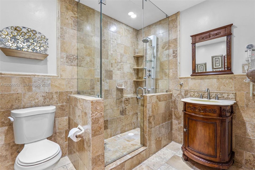 Activo con contrato: $695,000 (5 camas, 3 baños, 2136 Pies cuadrados)