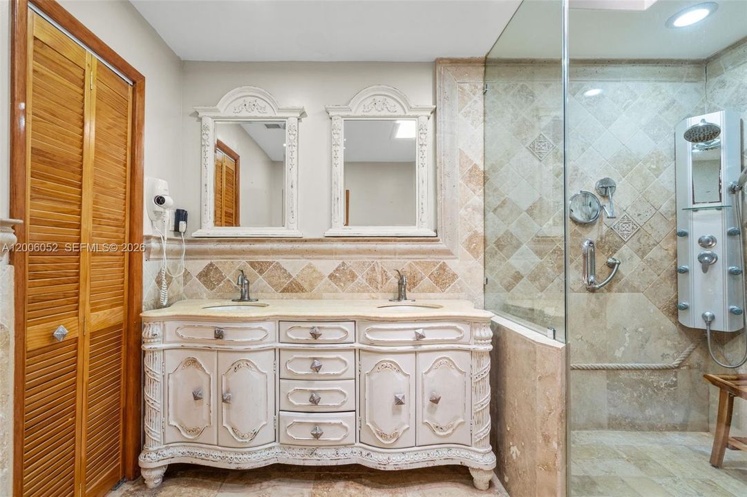 Activo con contrato: $695,000 (5 camas, 3 baños, 2136 Pies cuadrados)