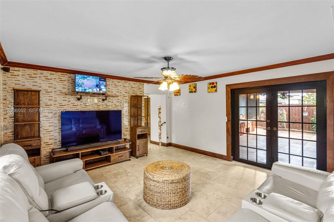 Activo con contrato: $695,000 (5 camas, 3 baños, 2136 Pies cuadrados)