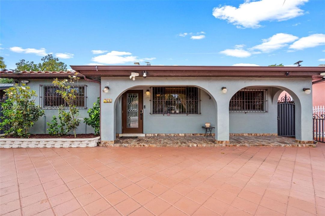 Activo con contrato: $695,000 (5 camas, 3 baños, 2136 Pies cuadrados)