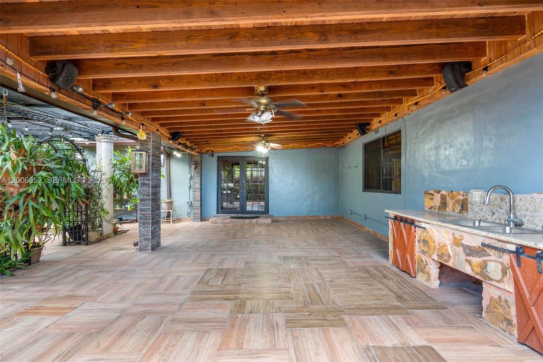 Activo con contrato: $695,000 (5 camas, 3 baños, 2136 Pies cuadrados)