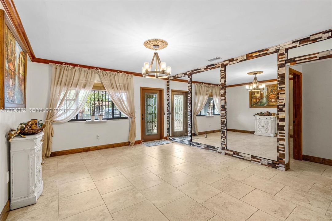 Activo con contrato: $695,000 (5 camas, 3 baños, 2136 Pies cuadrados)