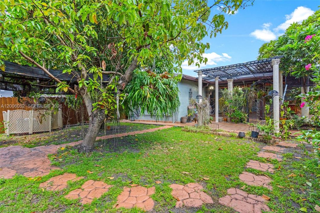 Activo con contrato: $695,000 (5 camas, 3 baños, 2136 Pies cuadrados)
