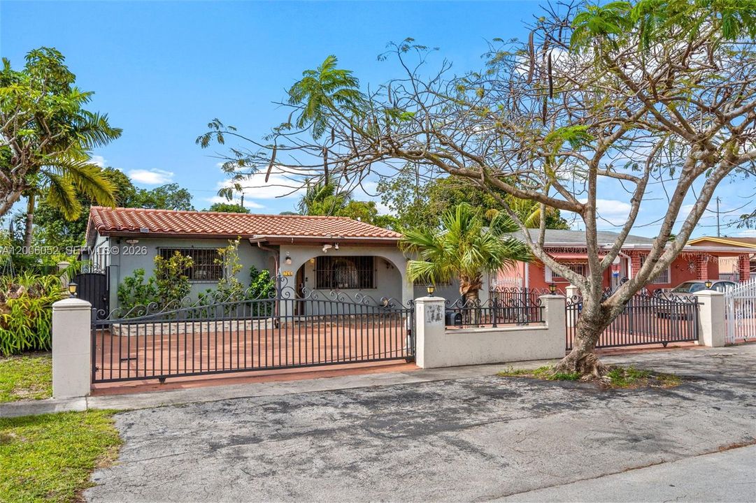 Activo con contrato: $695,000 (5 camas, 3 baños, 2136 Pies cuadrados)