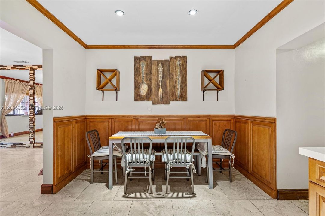 Activo con contrato: $695,000 (5 camas, 3 baños, 2136 Pies cuadrados)