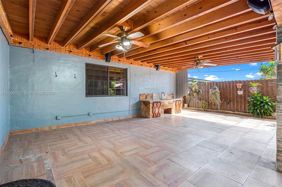 Activo con contrato: $695,000 (5 camas, 3 baños, 2136 Pies cuadrados)
