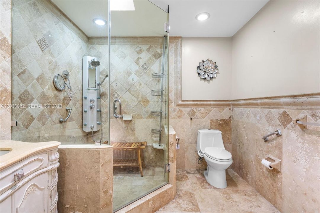Activo con contrato: $695,000 (5 camas, 3 baños, 2136 Pies cuadrados)