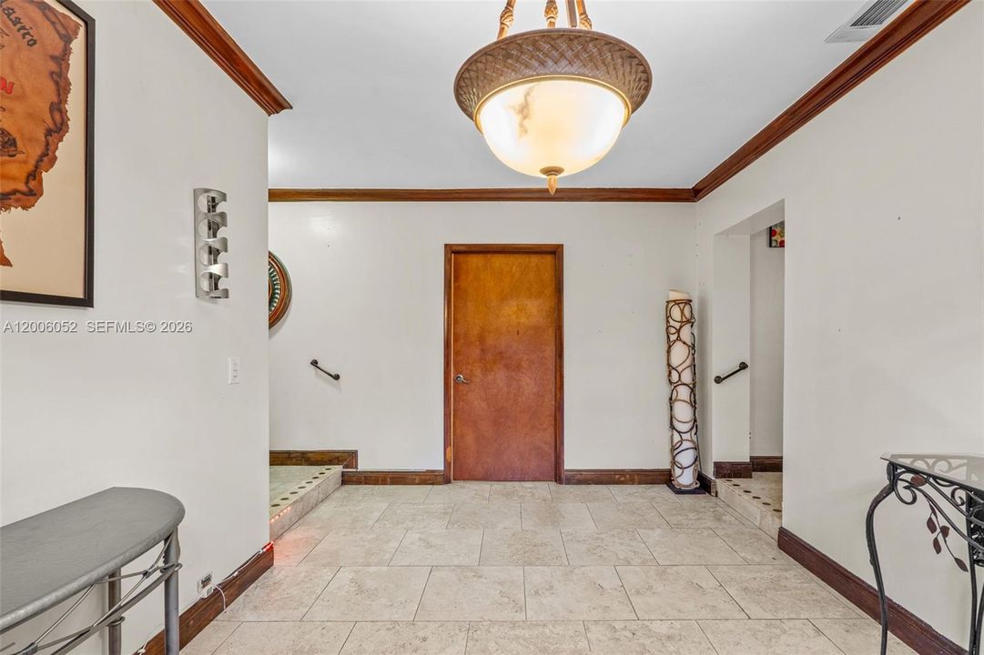 Activo con contrato: $695,000 (5 camas, 3 baños, 2136 Pies cuadrados)