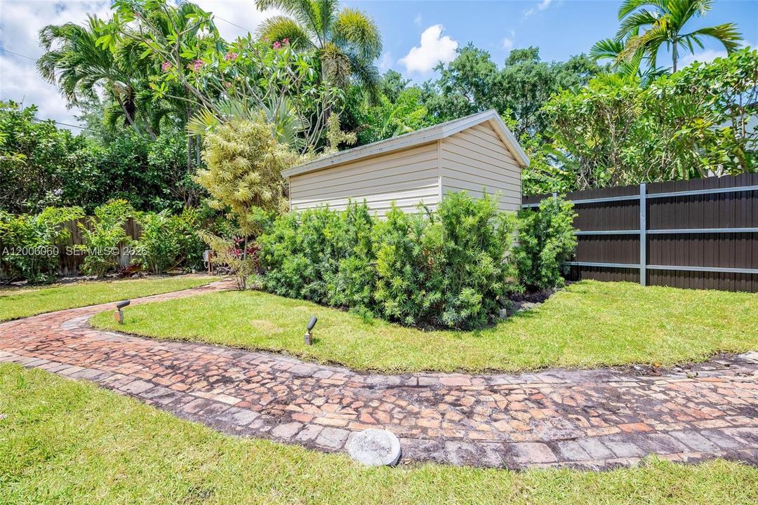 Active With Contract: $4,900 (3 beds, 1 baths, 1224 Square Feet)