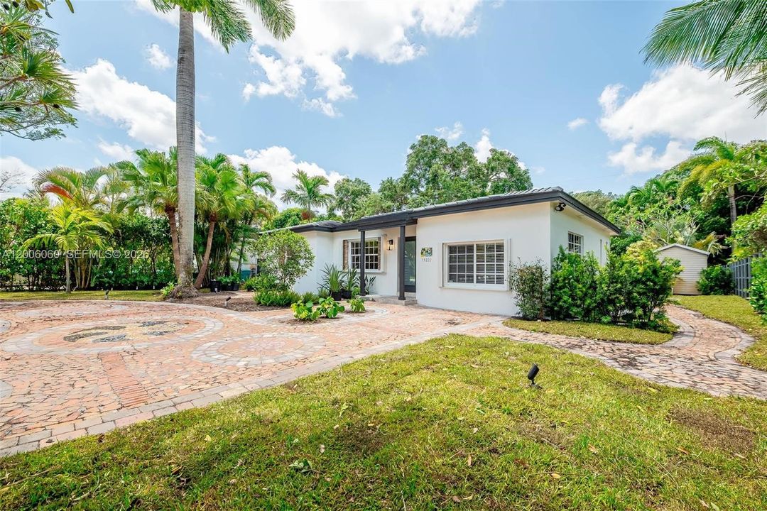 Active With Contract: $4,900 (3 beds, 1 baths, 1224 Square Feet)
