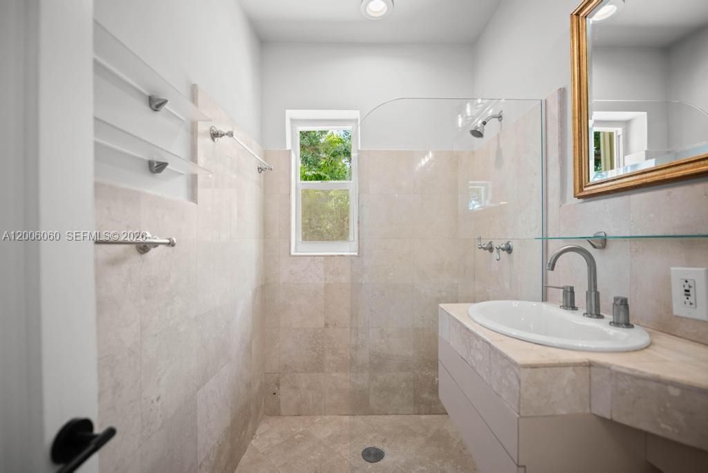 Active With Contract: $4,900 (3 beds, 1 baths, 1224 Square Feet)
