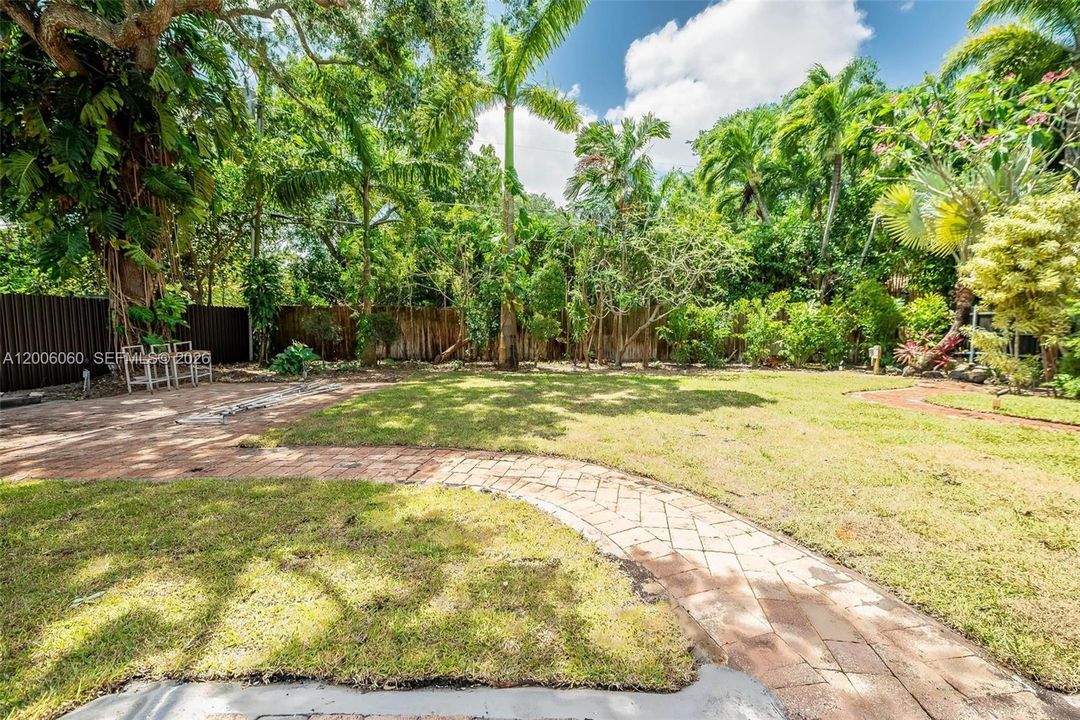 Active With Contract: $4,900 (3 beds, 1 baths, 1224 Square Feet)