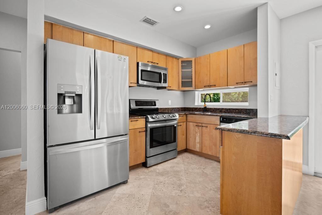 Active With Contract: $4,900 (3 beds, 1 baths, 1224 Square Feet)