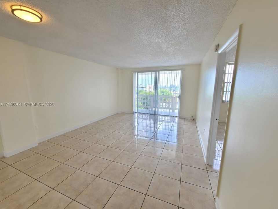 For Sale: $145,000 (1 beds, 1 baths, 840 Square Feet)