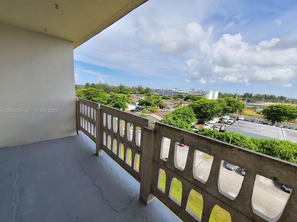 For Sale: $145,000 (1 beds, 1 baths, 840 Square Feet)