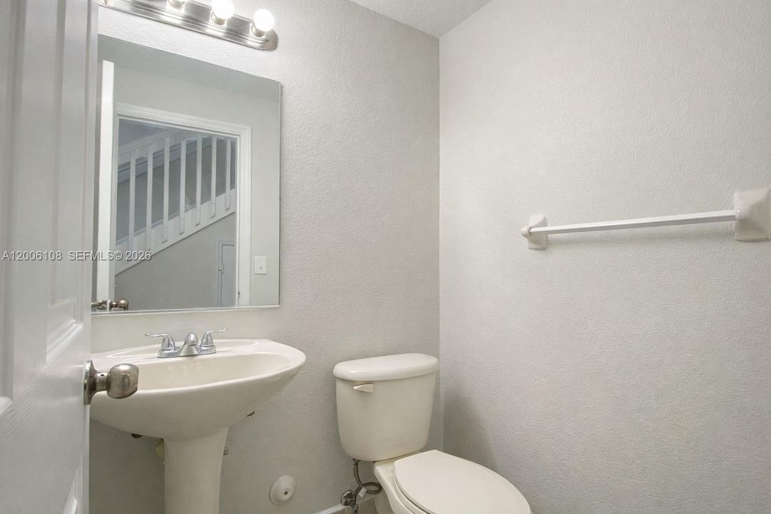 Active With Contract: $2,400 (3 beds, 2 baths, 1253 Square Feet)