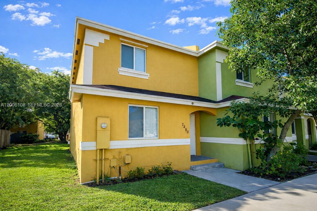 Active With Contract: $2,400 (3 beds, 2 baths, 1253 Square Feet)