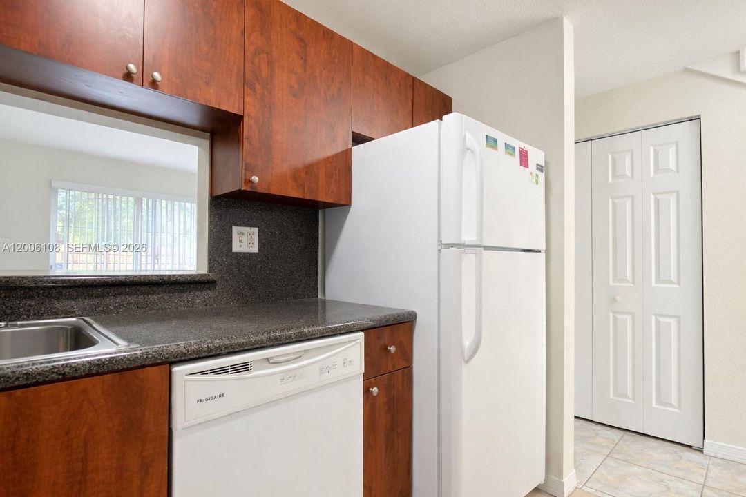 Active With Contract: $2,400 (3 beds, 2 baths, 1253 Square Feet)