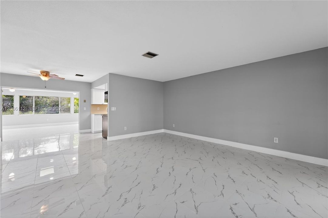 На продажу: $299,900 (5 спален, 2 ванн, 2112 Квадратных фут)