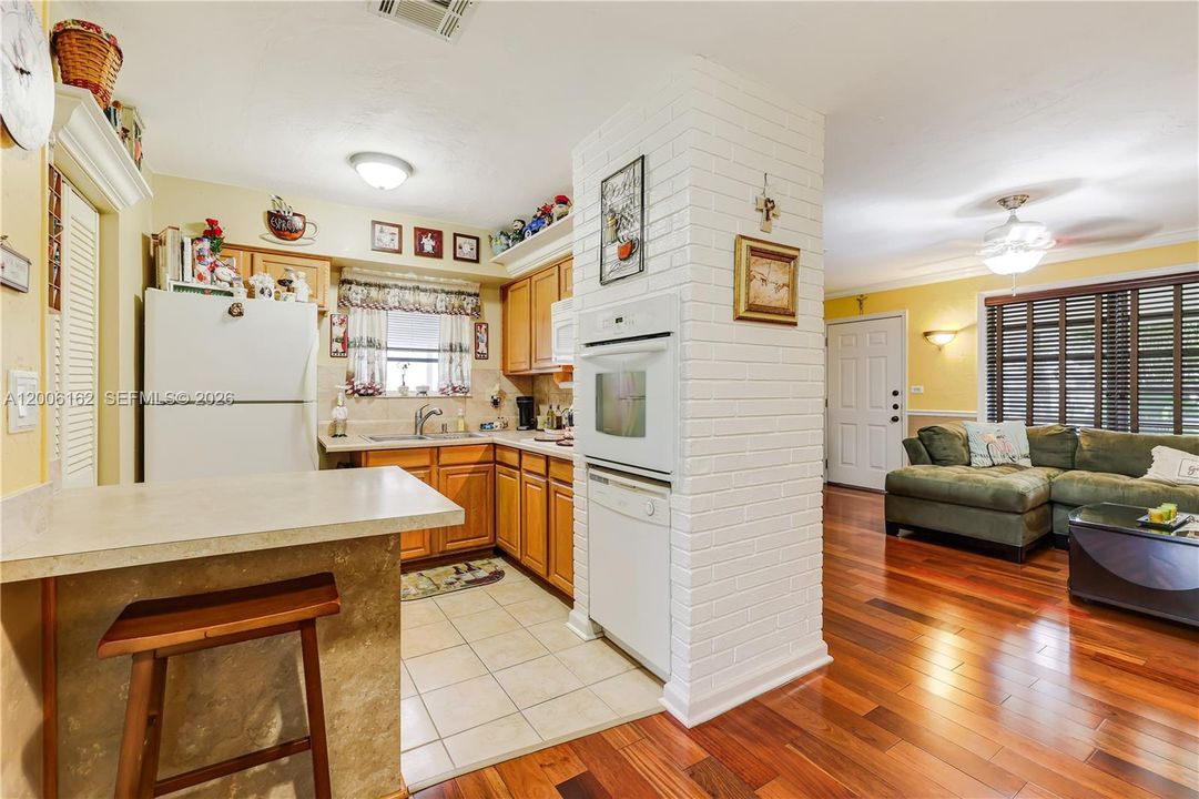 Activo con contrato: $379,900 (2 camas, 1 baños, 888 Pies cuadrados)