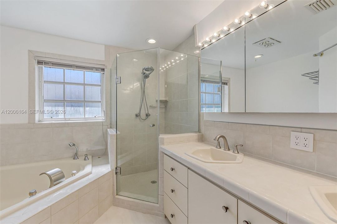 primary bath en suite