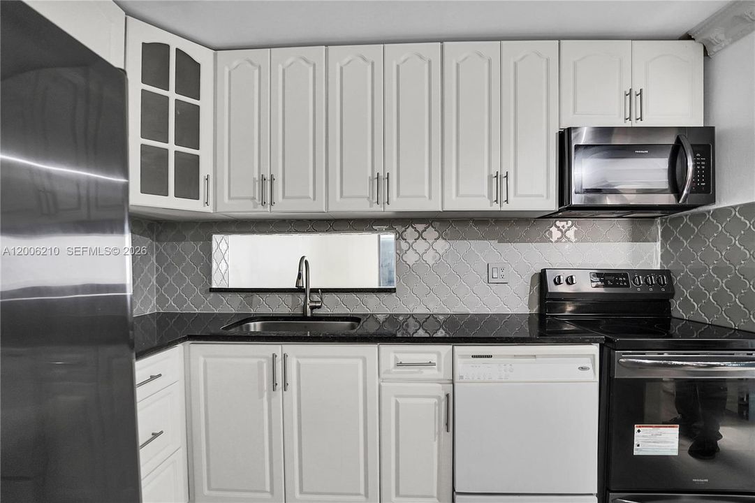 For Sale: $235,000 (2 beds, 2 baths, 930 Square Feet)