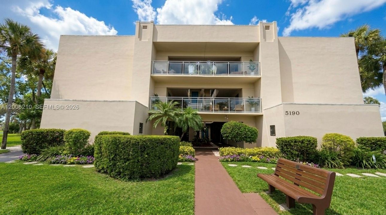 For Sale: $235,000 (2 beds, 2 baths, 930 Square Feet)