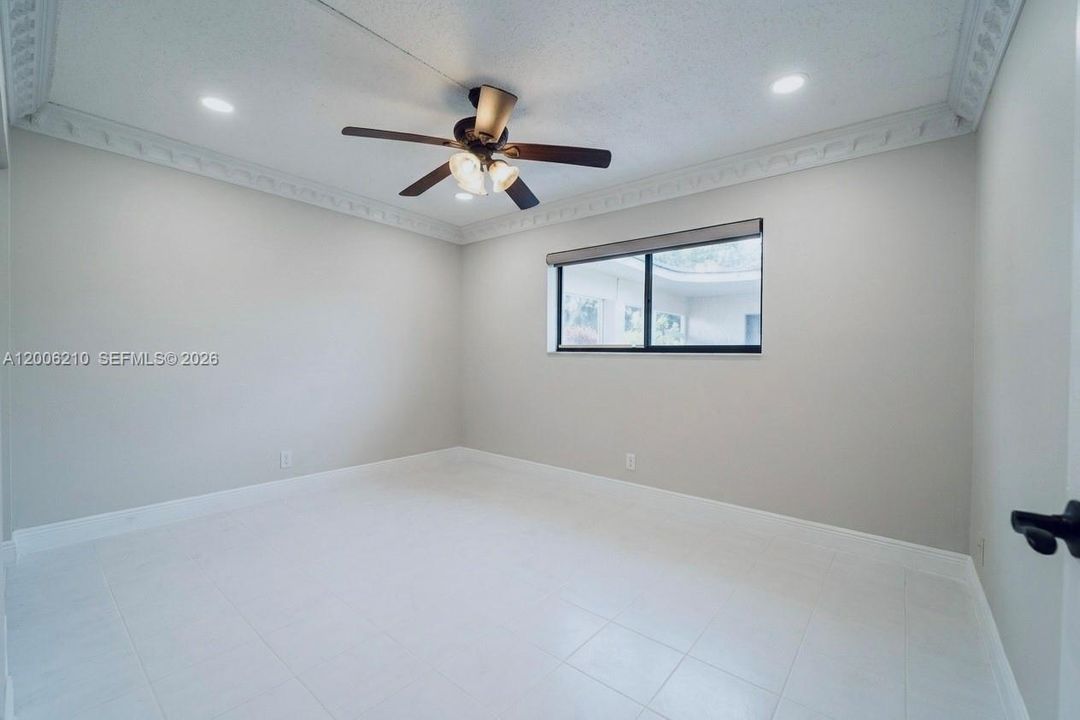 For Sale: $235,000 (2 beds, 2 baths, 930 Square Feet)