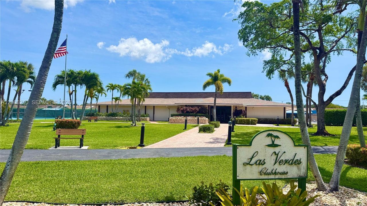 For Sale: $235,000 (2 beds, 2 baths, 930 Square Feet)