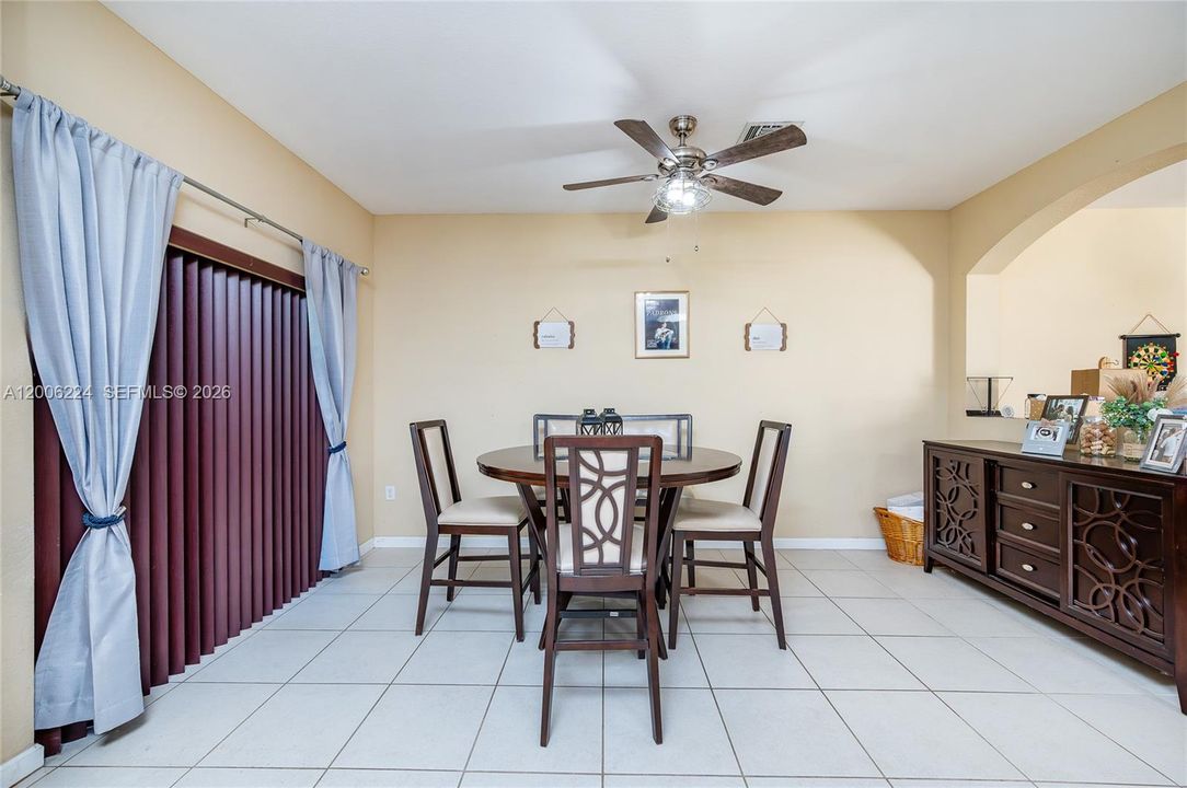 En Venta: $395,000 (3 camas, 2 baños, 1850 Pies cuadrados)