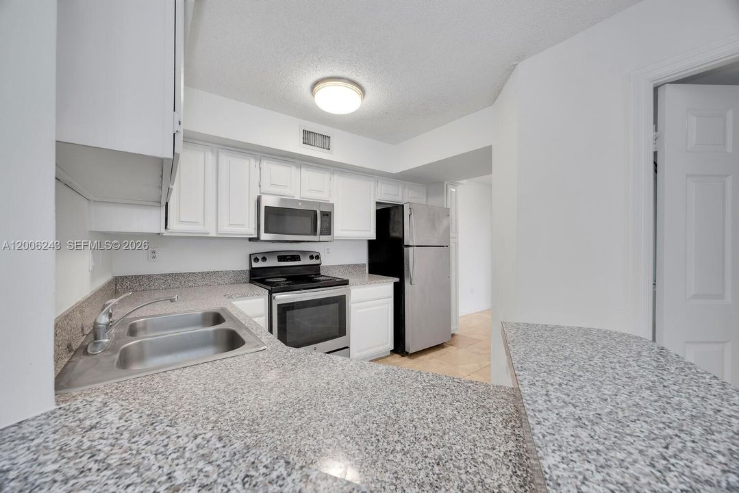 Active With Contract: $2,850 (2 beds, 2 baths, 910 Square Feet)