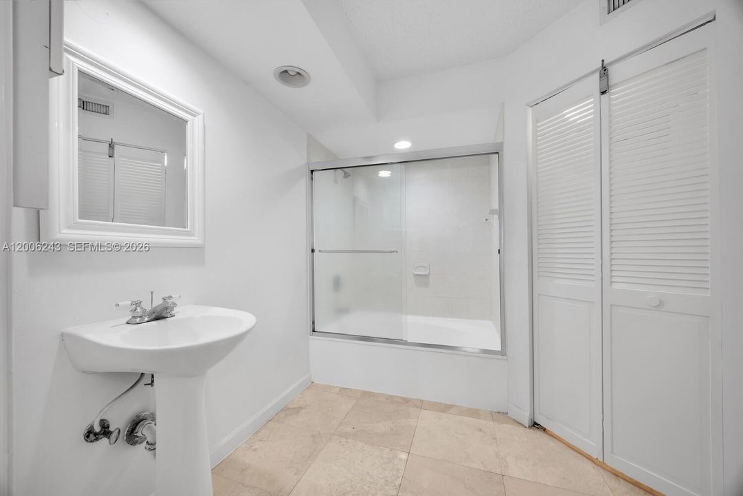 Active With Contract: $2,850 (2 beds, 2 baths, 910 Square Feet)