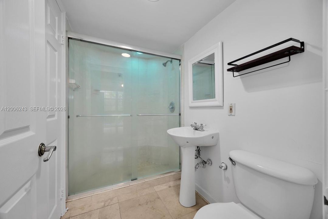 Active With Contract: $2,850 (2 beds, 2 baths, 910 Square Feet)