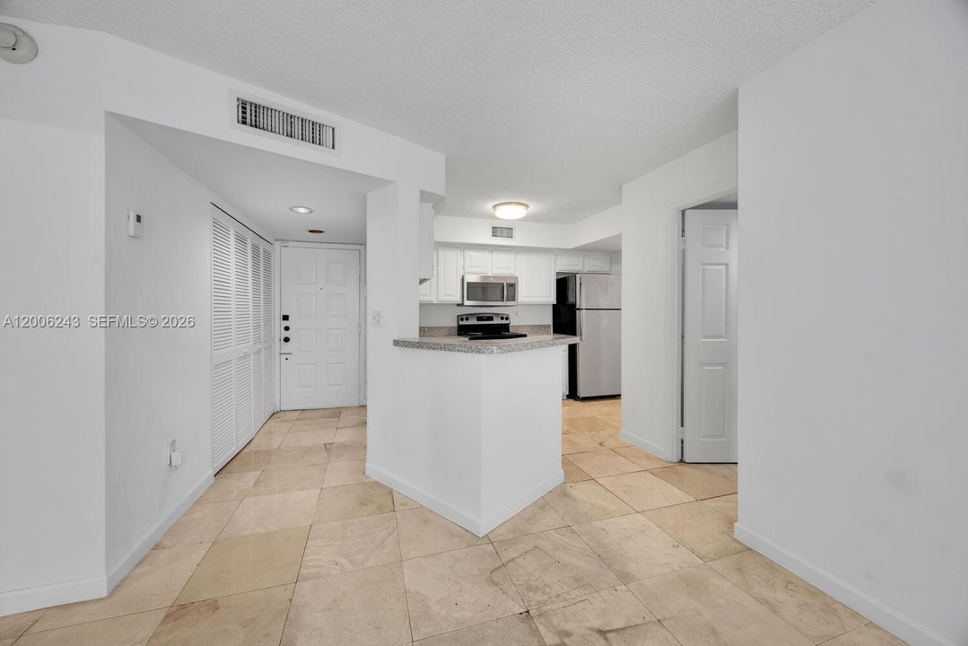 Active With Contract: $2,850 (2 beds, 2 baths, 910 Square Feet)