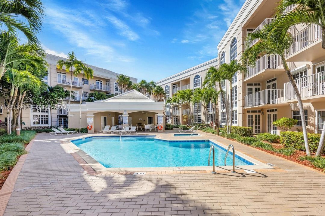 Active With Contract: $2,850 (2 beds, 2 baths, 910 Square Feet)