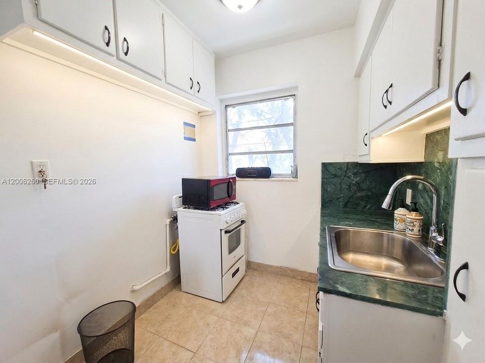 For Sale: $179,900 (1 beds, 1 baths, 500 Square Feet)