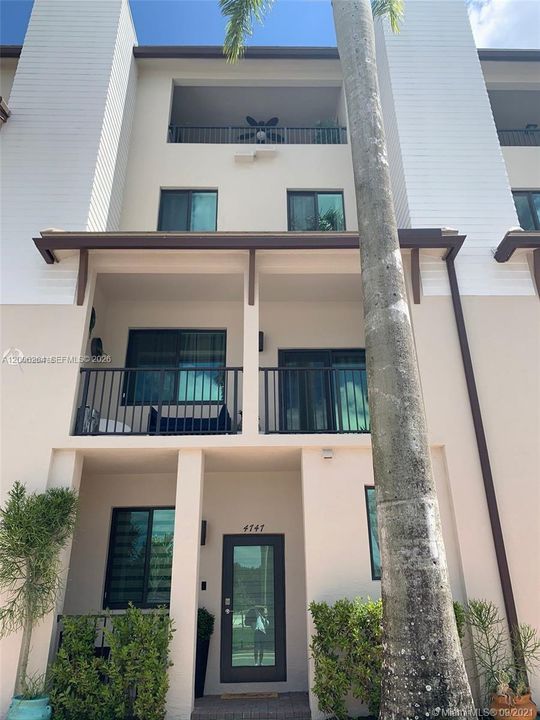 Activo con contrato: $915,000 (3 camas, 3 baños, 2789 Pies cuadrados)