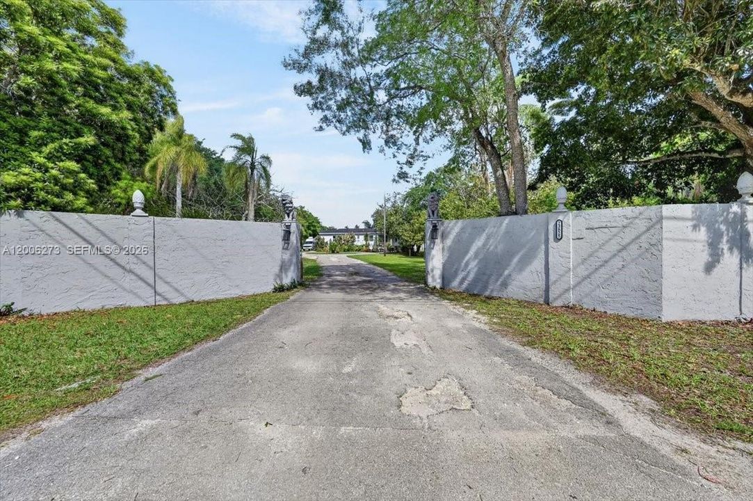 For Sale: $1,200,000 (3 beds, 2 baths, 2844 Square Feet)