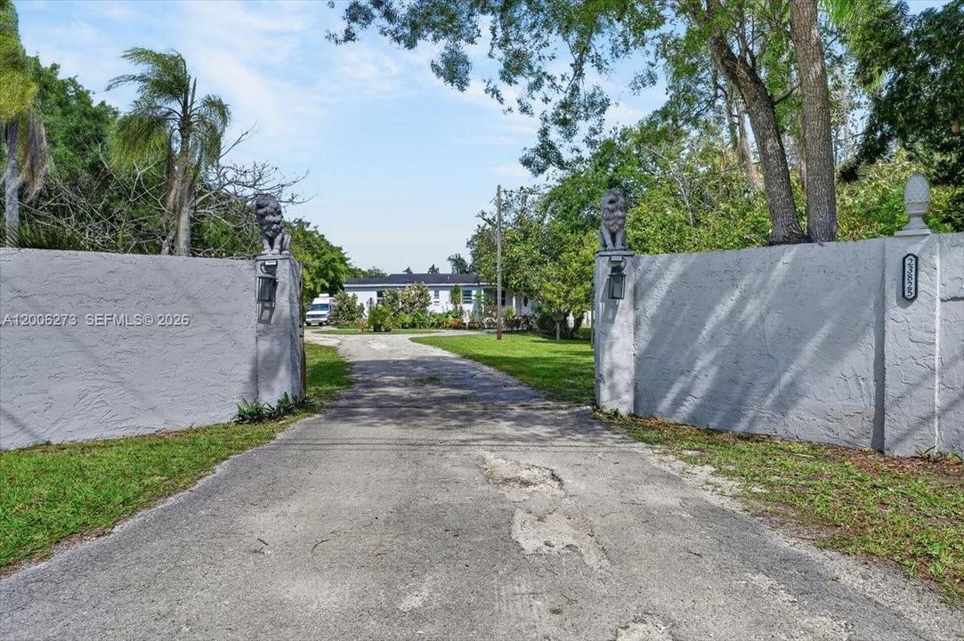 For Sale: $1,200,000 (3 beds, 2 baths, 2844 Square Feet)