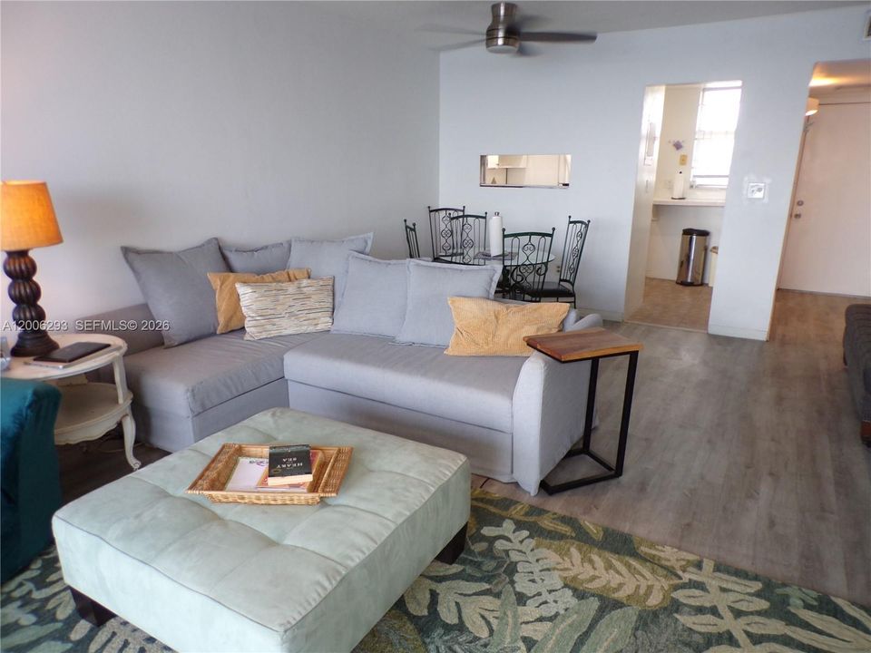 For Sale: $179,900 (1 beds, 1 baths, 768 Square Feet)