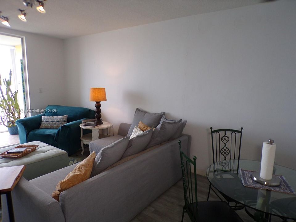 For Sale: $179,900 (1 beds, 1 baths, 768 Square Feet)
