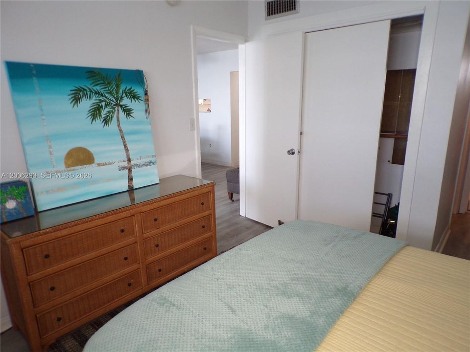 For Sale: $179,900 (1 beds, 1 baths, 768 Square Feet)