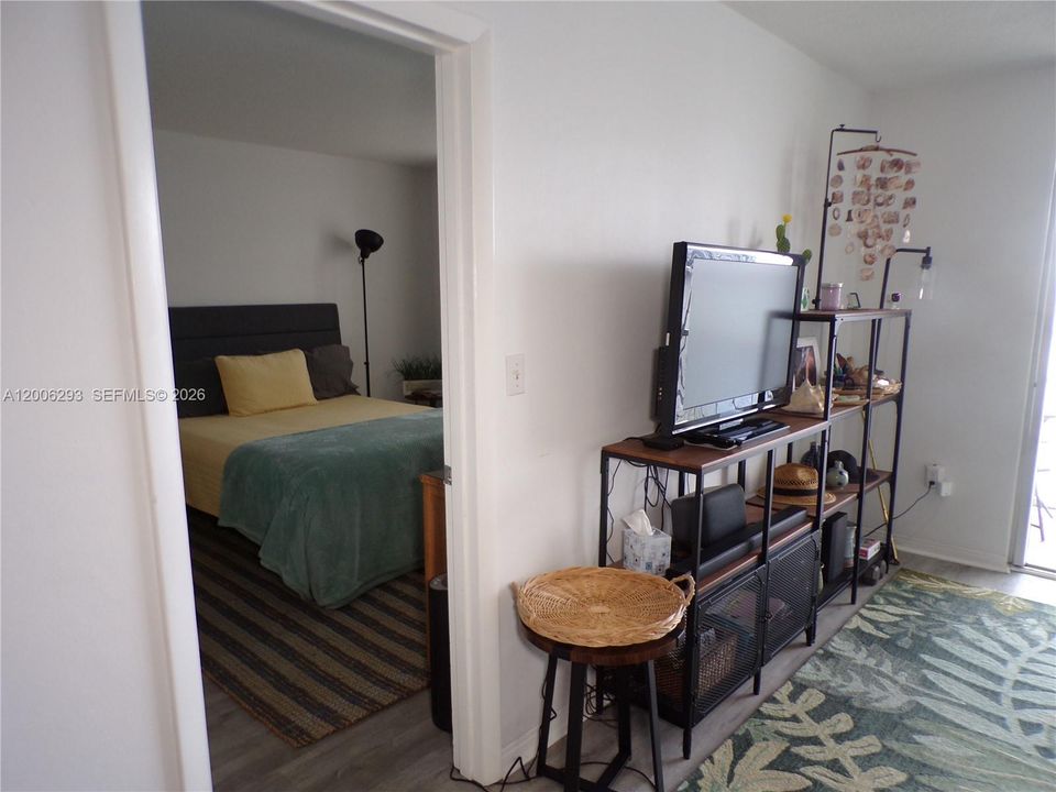 For Sale: $179,900 (1 beds, 1 baths, 768 Square Feet)