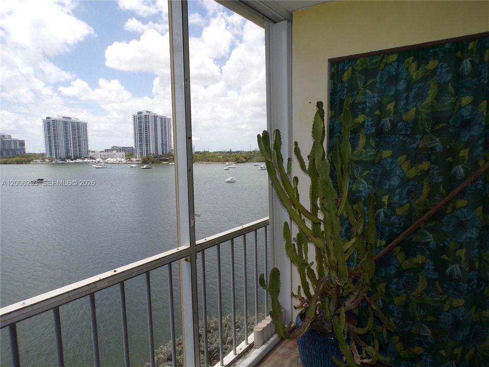 For Sale: $179,900 (1 beds, 1 baths, 768 Square Feet)