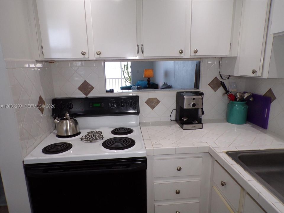 For Sale: $179,900 (1 beds, 1 baths, 768 Square Feet)